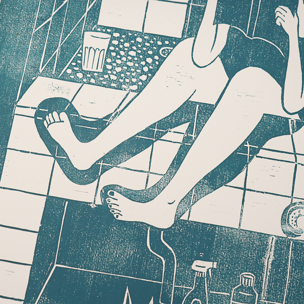 蔡詠欣 XINs《原作版畫 · 在家的日子 水槽 sink》：藍綠色調，人物與角色題材，直幅限量作品。