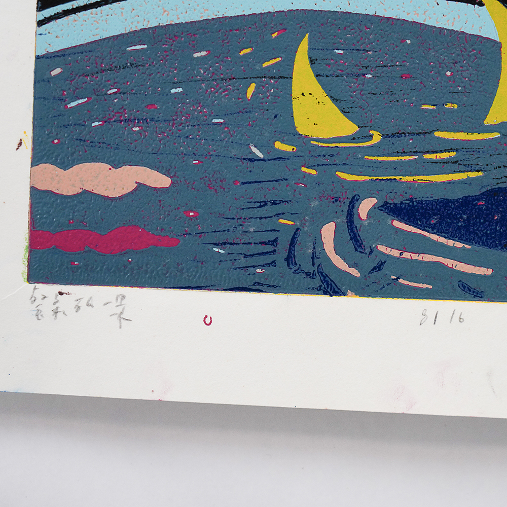 蔡詠欣 XINs《版畫 · 餐桌一隅》：黑白與藍色調，人物與角色題材，直幅限量作品。