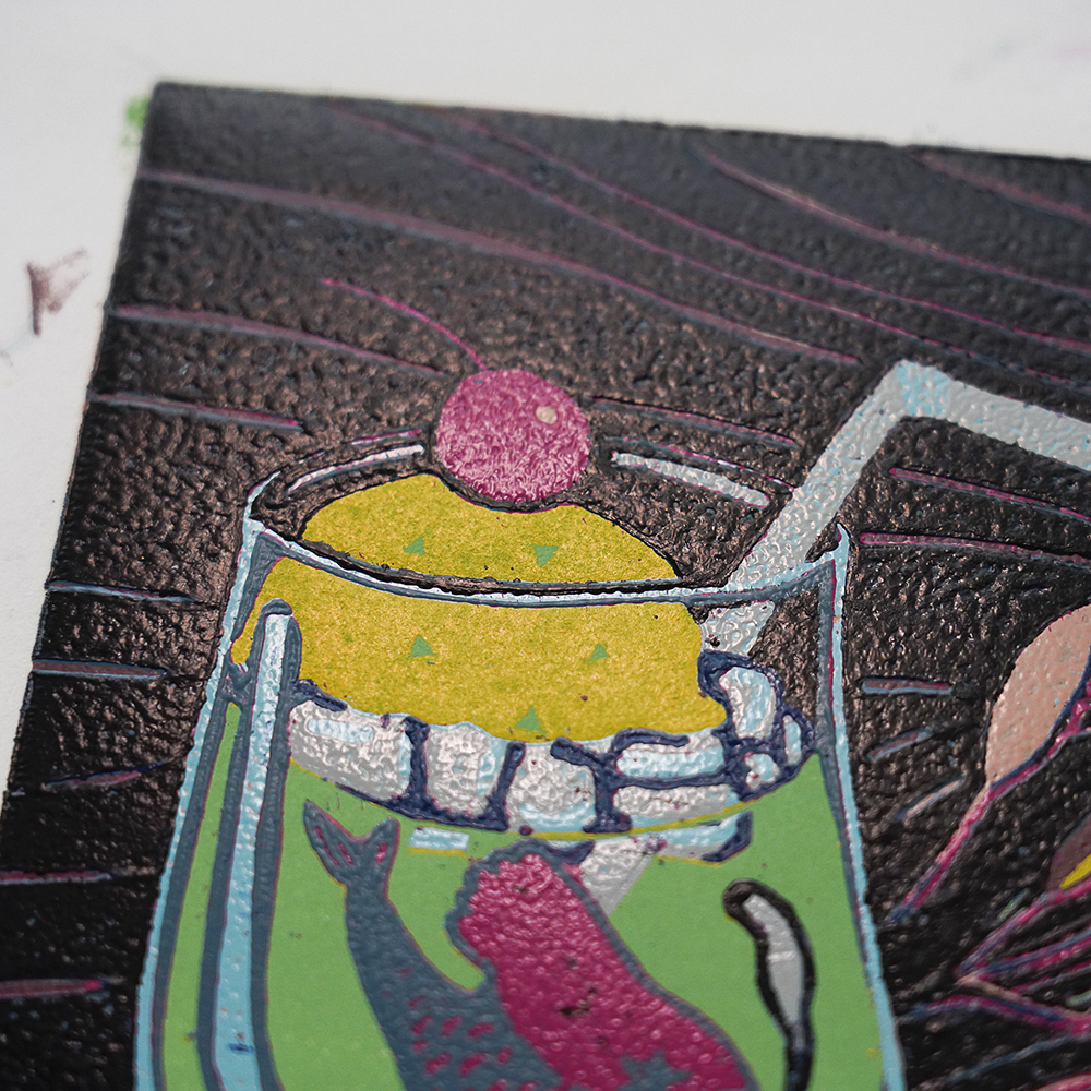 蔡詠欣 XINs《版畫 · 餐桌一隅》：黑白與藍色調，人物與角色題材，直幅限量作品。