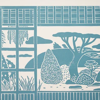 蔡詠欣 XINs《版畫 · 夏日庭園 Summer Yard》：藍綠色調，建築與物件與角色題材，橫幅限量作品。