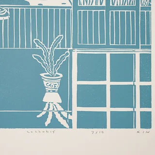 蔡詠欣 XINs《版畫 · 夏日庭園 Summer Yard》：藍綠色調，建築與物件與角色題材，橫幅限量作品。