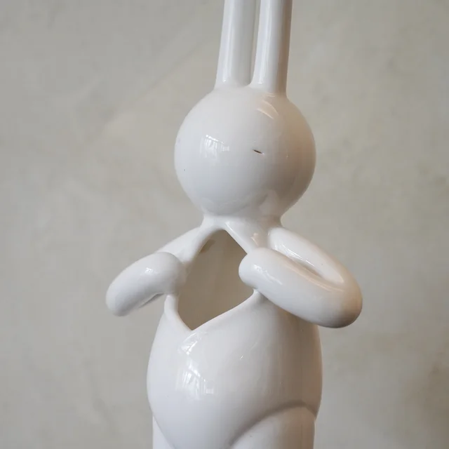 i hide nothing by Mr. Clement, an artist-designed object featuring characters, in black and white tones. Cover image.
