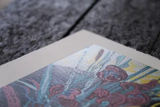 沐冉 Muran《限量版畫 · 沐冉Muran · 旺吉》：黑白與藍／紫色調，動物題材，橫幅限量作品。