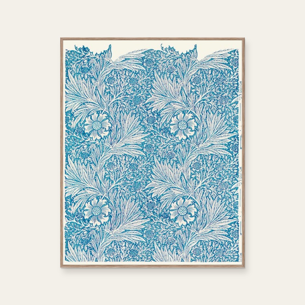 威廉·莫里斯 William Morris《花卉圖騰-藍色萬壽菊》：藍綠色調，花卉植物與靜物題材，直幅藝術掛畫。