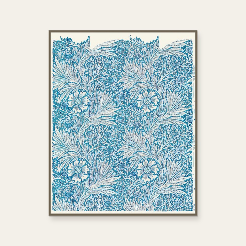 威廉·莫里斯 William Morris《花卉圖騰-藍色萬壽菊》:藍綠色調,花卉植物與靜物題材,直幅藝術掛畫。 封面圖片。