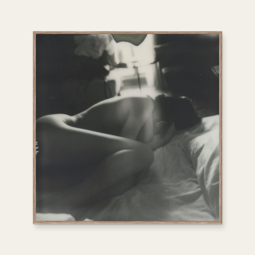 AL Poshi《Nude -1》：黑白與灰色調，人物與攝影與寫實題材，方形藝術掛畫。