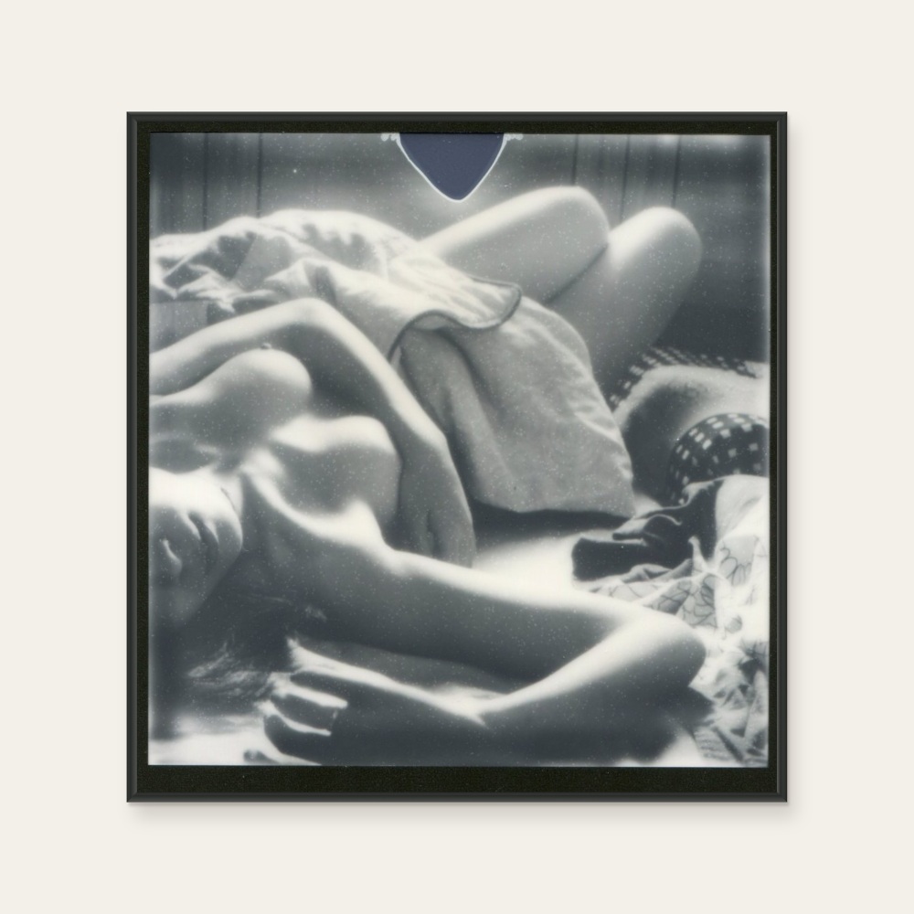 AL Poshi《Nude -3》:黑白與灰色調,人物與攝影與寫實題材,方形藝術掛畫。 封面圖片。