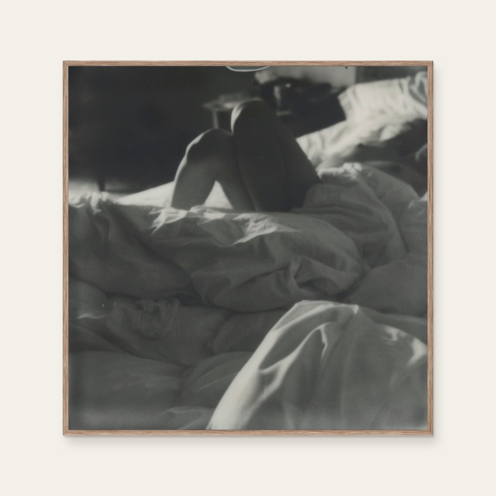 AL Poshi《Nude -4》：黑白與灰色調，人物與攝影與寫實題材，方形藝術掛畫。