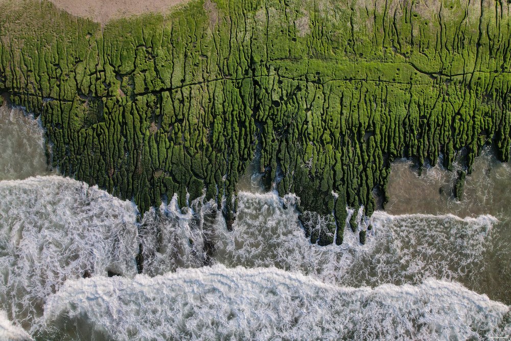 aPo《天地無藏- 老梅石槽 No.6 Green Stone, Silver Wave》：藍與綠與黃／綠色調，自然風景與攝影與寫實題材，橫幅藝術掛畫。 作品原圖。