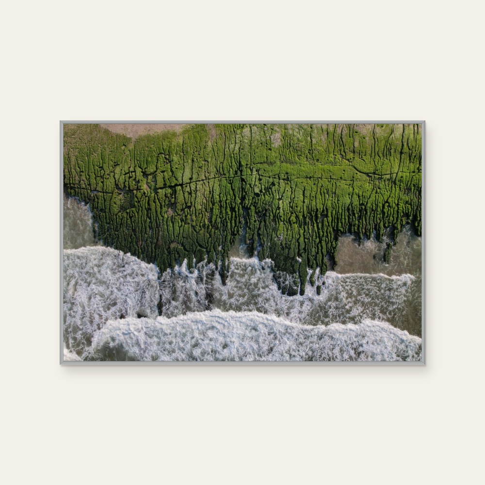 aPo《天地無藏- 老梅石槽 No.6 Green Stone, Silver Wave》：藍與綠與黃／綠色調，自然風景與攝影與寫實題材，橫幅藝術掛畫。