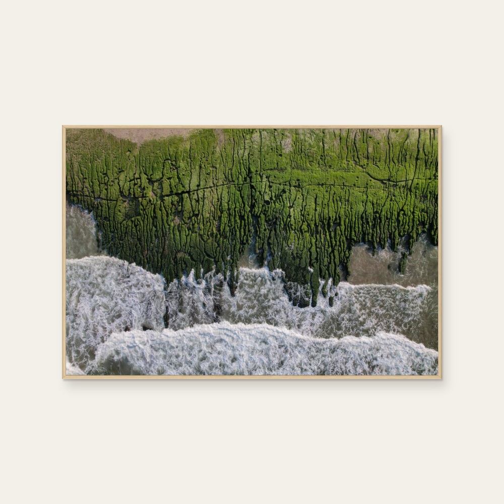 aPo《天地無藏- 老梅石槽 No.6 Green Stone, Silver Wave》:藍與綠與黃/綠色調,自然風景與攝影與寫實題材,橫幅藝術掛畫。 封面圖片。