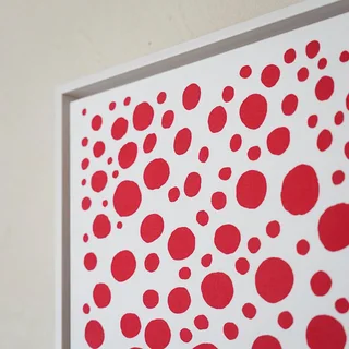 草間彌生 Yayoi Kusama《在陽光下祈願世界和平》：紅／橘色調，人物題材，海報。