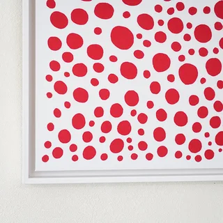 草間彌生 Yayoi Kusama《在陽光下祈願世界和平》：紅／橘色調，人物題材，海報。