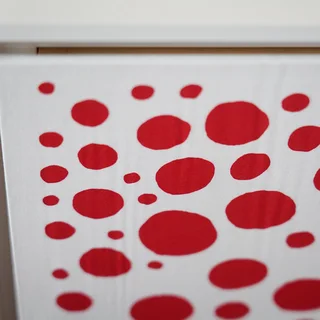 草間彌生 Yayoi Kusama《在陽光下祈願世界和平》：紅／橘色調，人物題材，海報。
