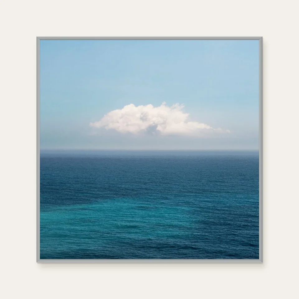 aPo《See Sea · 雲朵》：藍色調，自然風景與攝影與寫實題材，方形藝術掛畫。 封面圖片。