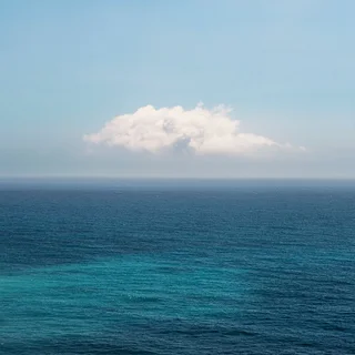 aPo《See Sea · 雲朵》：藍色調，自然風景與攝影與寫實題材，方形藝術掛畫。 作品原圖。