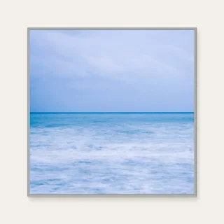 aPo《See Sea · 淡藍色啤酒》：藍色調，自然風景與攝影與寫實題材，方形藝術掛畫。 封面圖片。