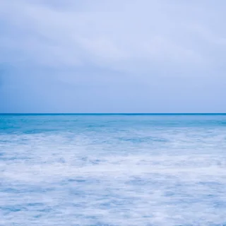 aPo《See Sea · 淡藍色啤酒》：藍色調，自然風景與攝影與寫實題材，方形藝術掛畫。 作品原圖。