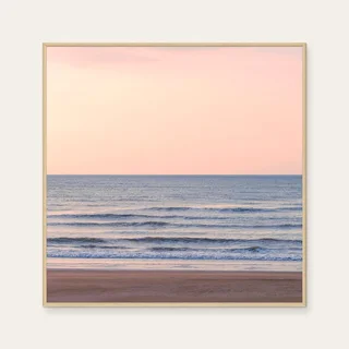 aPo《See Sea · 幸福時刻》：粉紅與藍與奶茶／棕色調，自然風景與攝影與寫實題材，方形藝術掛畫。 封面圖片。