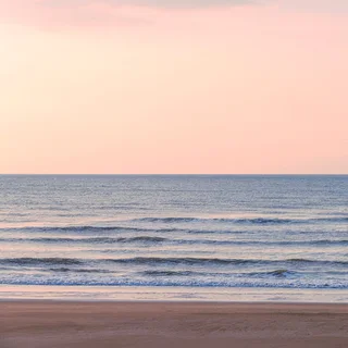 aPo《See Sea · 幸福時刻》：粉紅與藍與奶茶／棕色調，自然風景與攝影與寫實題材，方形藝術掛畫。 作品原圖。