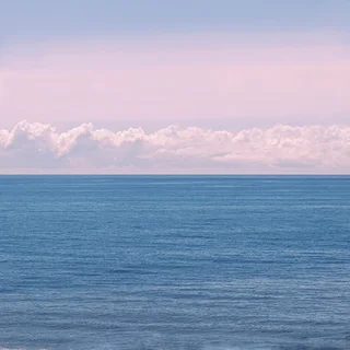 aPo《See Sea · 風起的日子》：粉紅與藍與奶茶／棕色調，自然風景與攝影與寫實題材，方形藝術掛畫。 作品原圖。