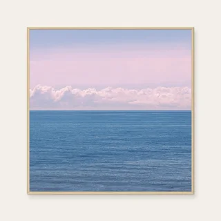 aPo《See Sea · 風起的日子》：粉紅與藍與奶茶／棕色調，自然風景與攝影與寫實題材，方形藝術掛畫。