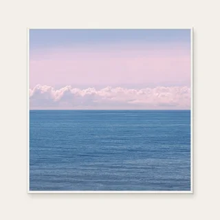 aPo《See Sea · 風起的日子》：粉紅與藍與奶茶／棕色調，自然風景與攝影與寫實題材，方形藝術掛畫。 封面圖片。