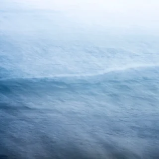 aPo《See Sea · Wave No.1》：藍色調，自然風景與攝影與寫實題材，方形藝術掛畫。 作品原圖。