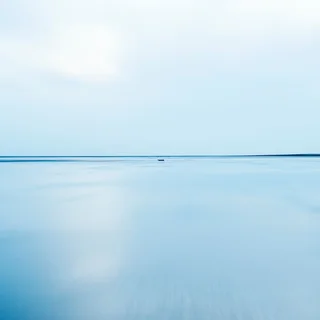aPo《See Sea · 安靜陪伴》：藍色調，自然風景與攝影與寫實題材，方形藝術掛畫。 作品原圖。