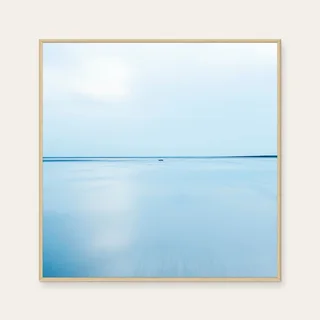 aPo《See Sea · 安靜陪伴》：藍色調，自然風景與攝影與寫實題材，方形藝術掛畫。