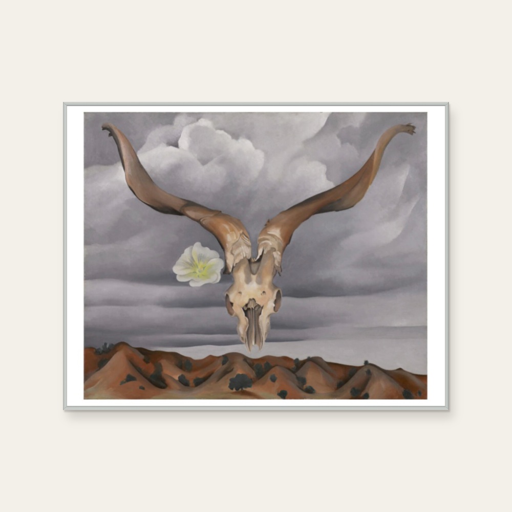歐姬芙 Georgia O'Keeffe《牛頭 Ram's Head, White Hollyhock-Hills》：灰與奶茶／棕色調，動物與花卉植物與靜物題材，橫幅藝術掛畫。 產品圖片 2。
