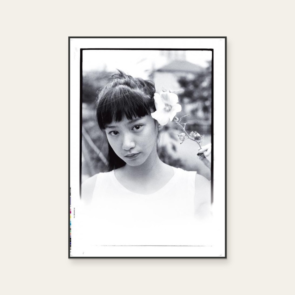 川島小鳥《限量 · 川島小鳥 Kotori Kawashima》:黑白色調,人物與攝影與寫實題材,直幅限量作品。 封面圖片。