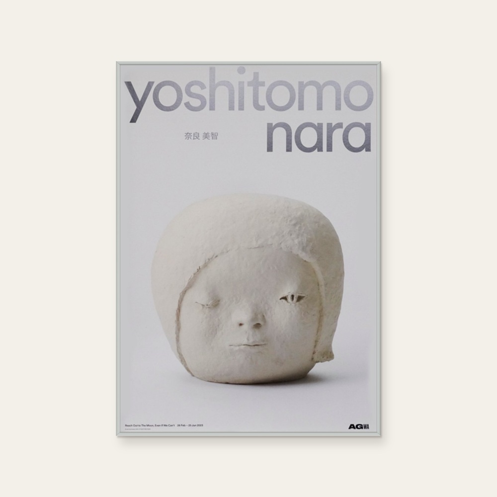 奈良美智 Yoshitomo Nara《No War Love & Peace》:灰色調,角色題材,直幅海報。 封面圖片。