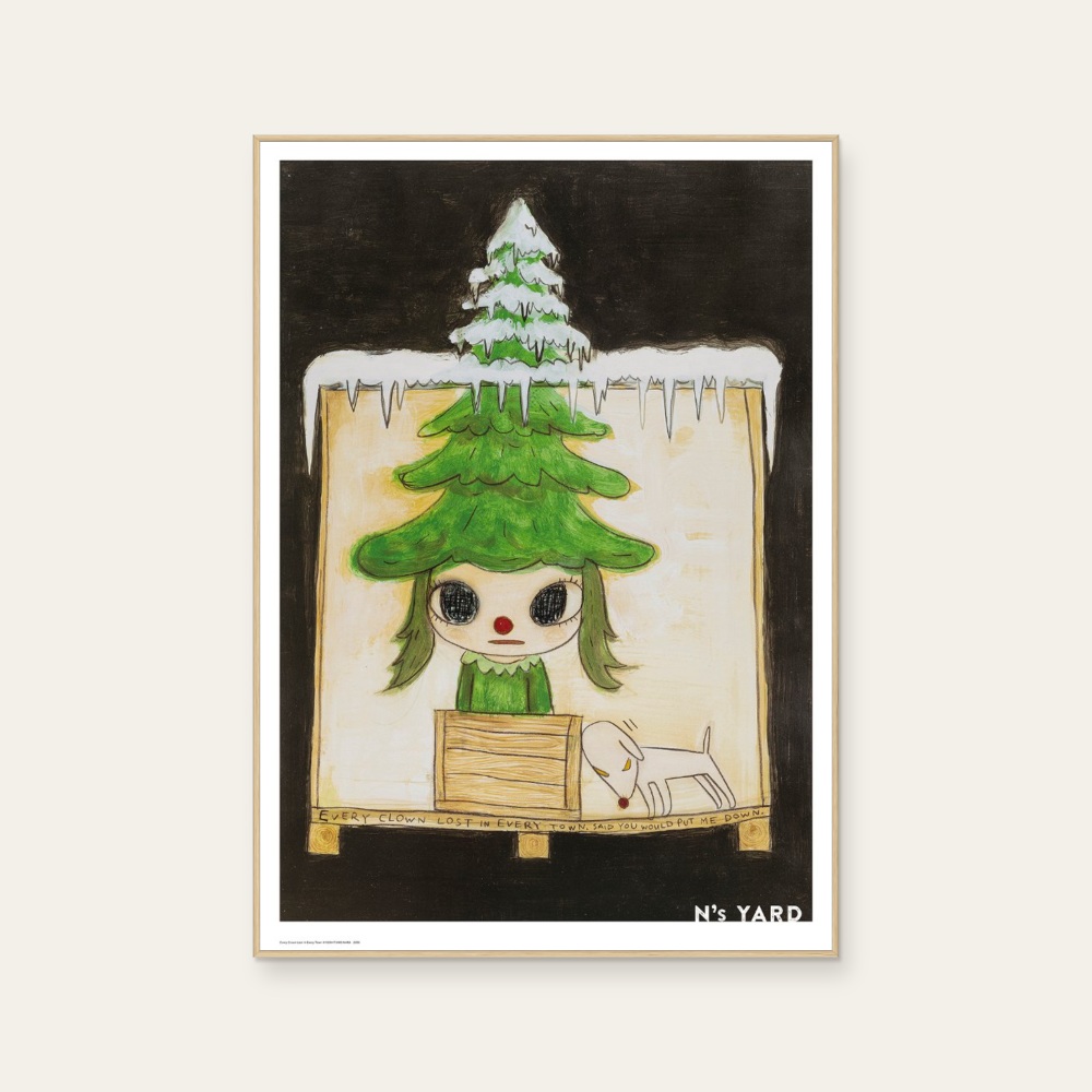 奈良美智 Yoshitomo Nara《Every Clown Lost in Every Town》:奶茶/棕與綠色調,角色題材,直幅海報。 封面圖片。