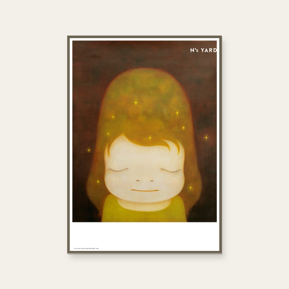 奈良美智 Yoshitomo Nara《The Little Star Dweller(B3小)》：奶茶／棕色調，角色題材，直幅海報。 產品圖片 2。