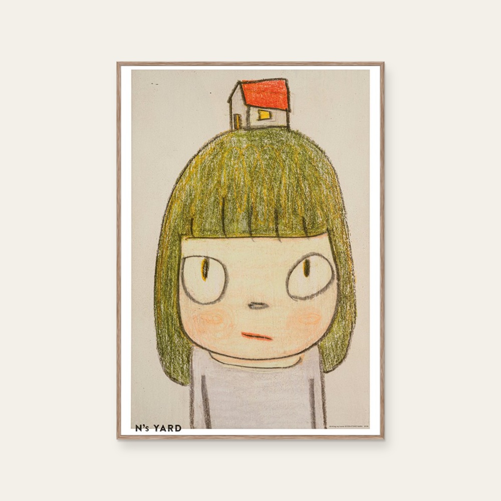 奈良美智 Yoshitomo Nara《thinking my home》:綠與奶茶/棕色調,角色題材,直幅海報。 封面圖片。