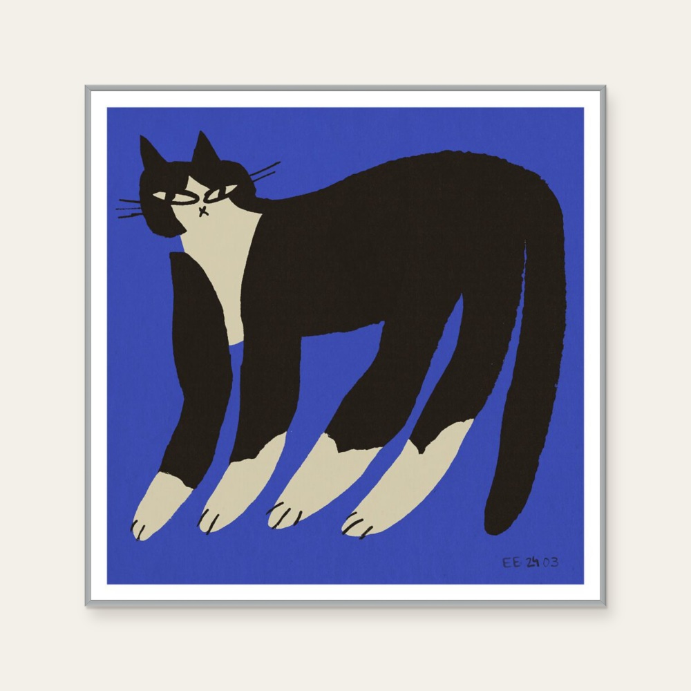 Enikő Katalin Eged《Cat in Blue》:藍與黑白色調,動物題材,方形海報。 封面圖片。