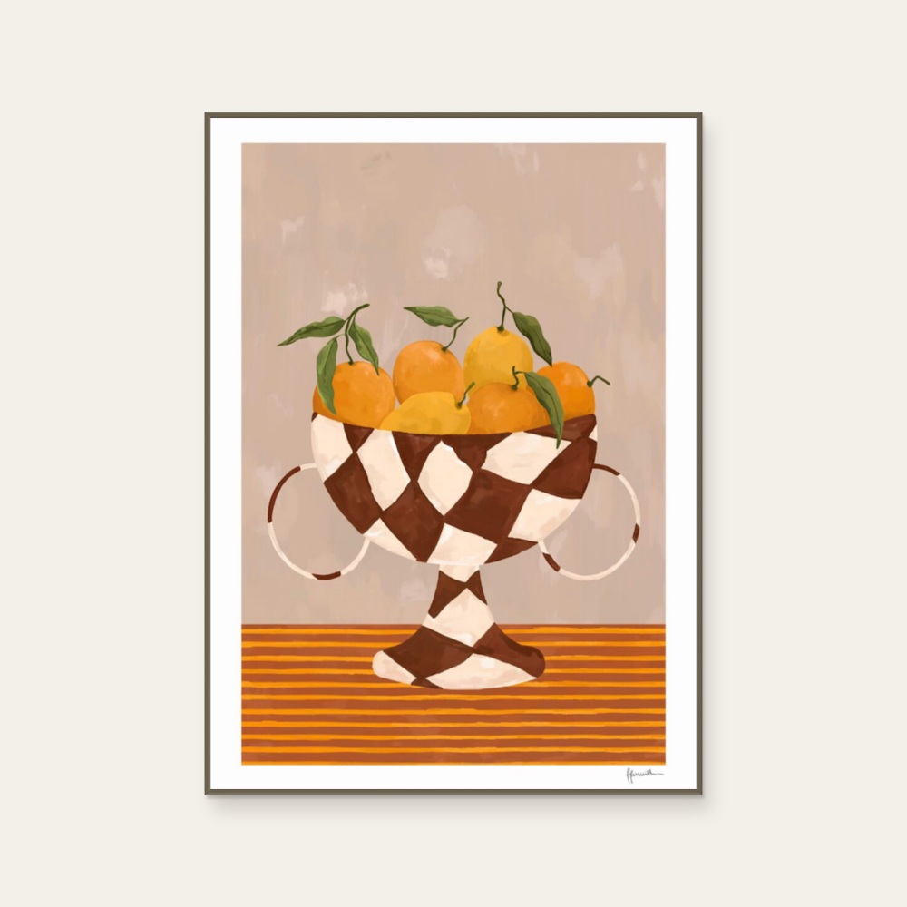 Frankie Penwill《Lemons & Oranges in Checkered Vase》：奶茶／棕與黃色調，花卉植物與靜物題材，直幅海報。 產品圖片 2。