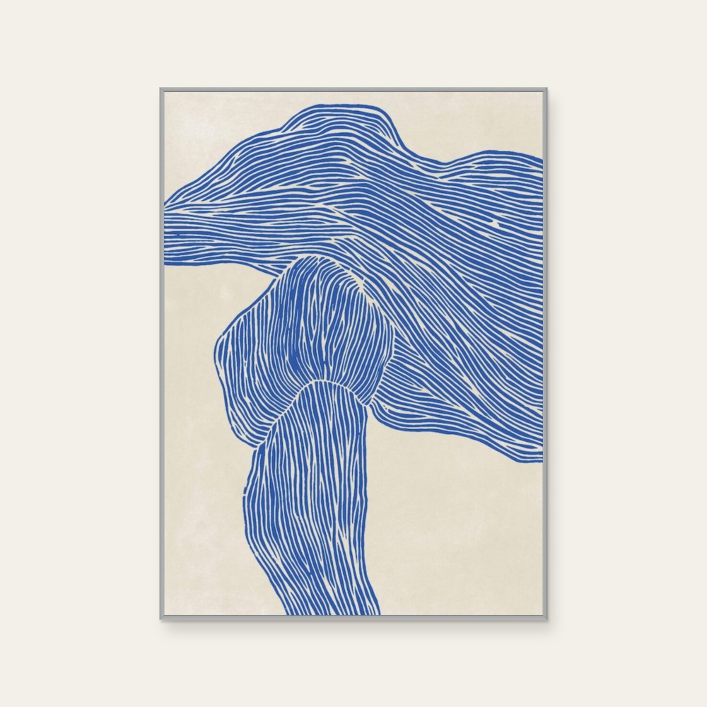 Rebecca Hein《The Line - Navy》:藍與奶茶/棕色調,抽象線條題材,直幅海報。 封面圖片。