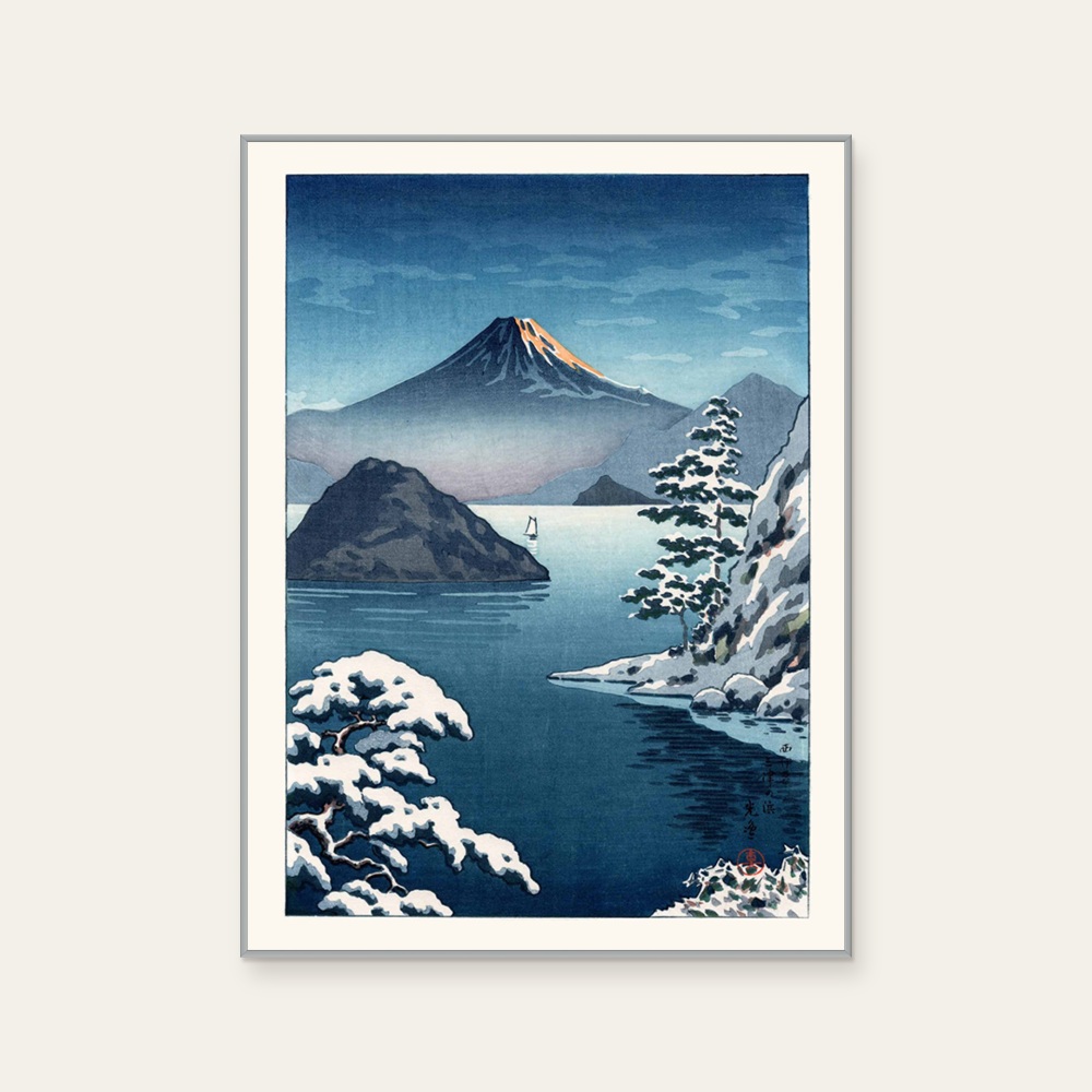 土屋光逸 Tsuchiya Koitsu《雪中三津濱(水戶)的富士山》:藍色調,自然風景題材,直幅藝術掛畫。 封面圖片。