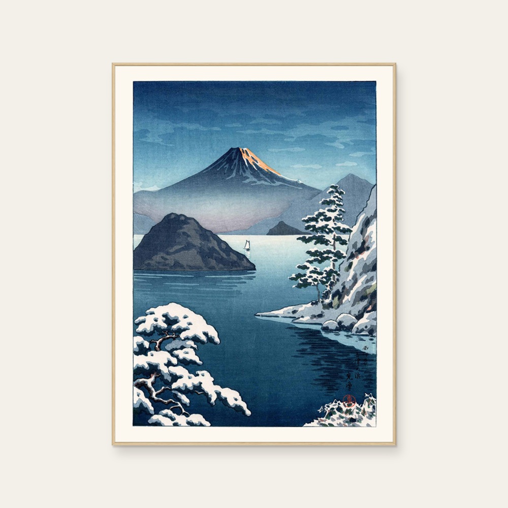 土屋光逸 Tsuchiya Koitsu《雪中三津濱（水戶）的富士山》：藍色調，自然風景題材，直幅藝術掛畫。 產品圖片 2。
