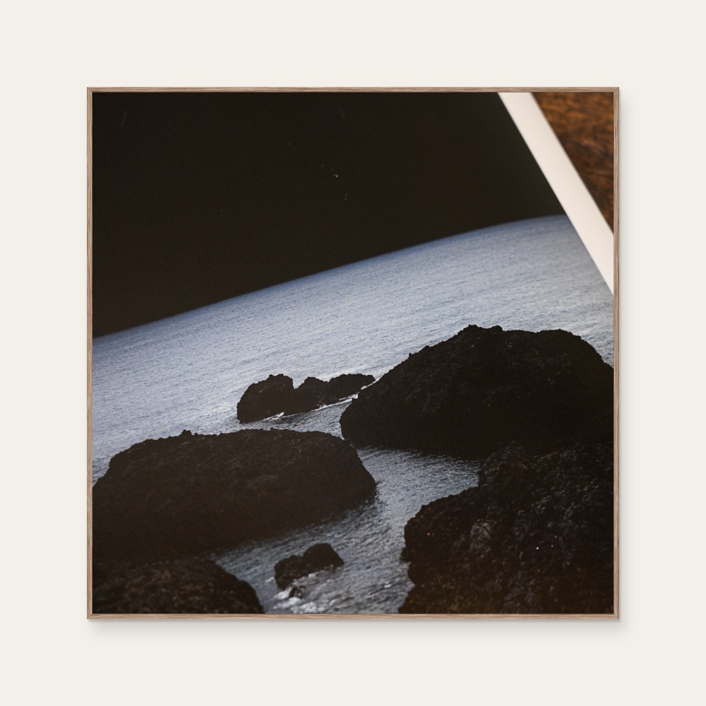 Wu Kuan-Yu《吳冠昱 Kuan-Yu Wu · Thalassa II》：黑白色調，自然風景與攝影與寫實題材，直幅限量作品。 產品圖片 2。
