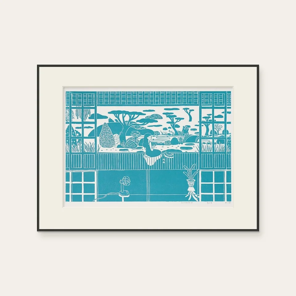 蔡詠欣 XINs《版畫 · 夏日庭園 Summer Yard》：藍綠色調，建築與物件與角色題材，橫幅限量作品。 封面圖片。