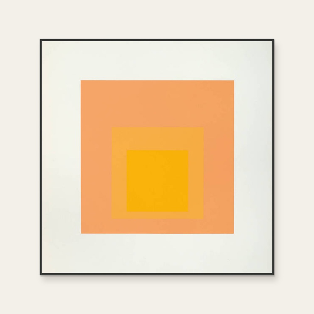 Josef Albers《Homage to the Square(Saffron Tiers)》：紅／橘與黃色調，抽象線條題材，方形藝術掛畫。 產品圖片 2。