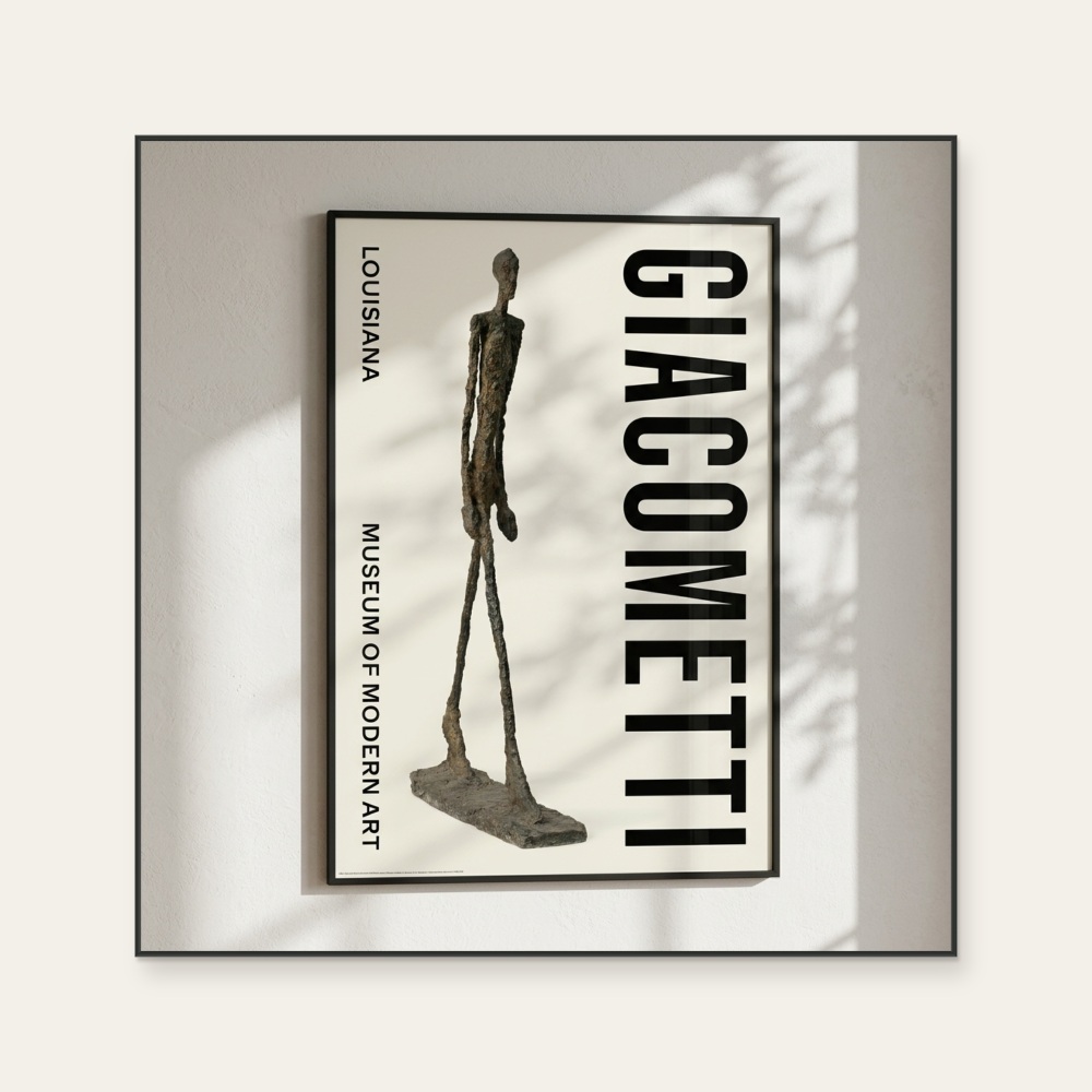 Giacometti《Homme qui marche (1960) Bronze》：黑白色調，建築與物件題材，直幅海報。 產品圖片 2。