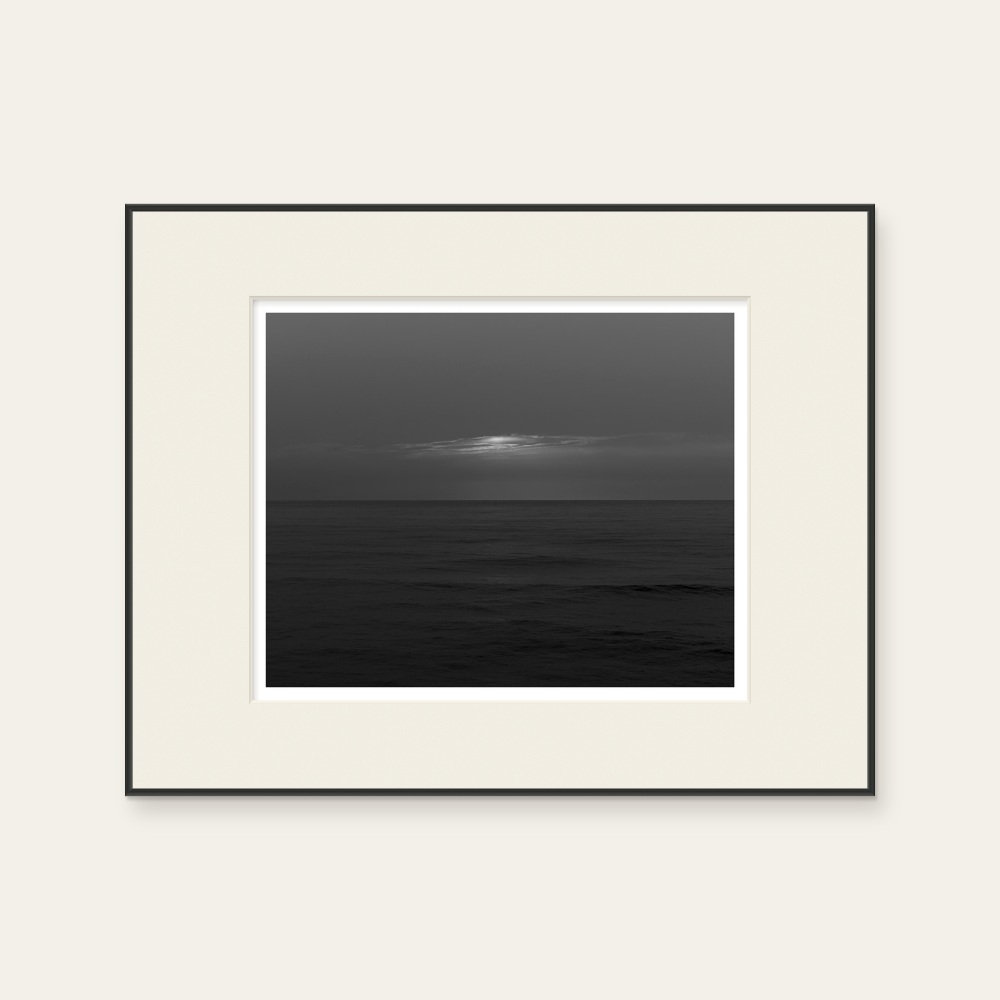 aPo《限量 · Seascapes - 250430》:黑白色調,自然風景與攝影與寫實題材,橫幅限量作品。 封面圖片。