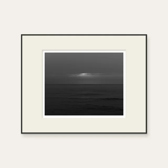 aPo《限量 · Seascapes - 250430》：黑白色調，自然風景與攝影與寫實題材，橫幅限量作品。 封面圖片。