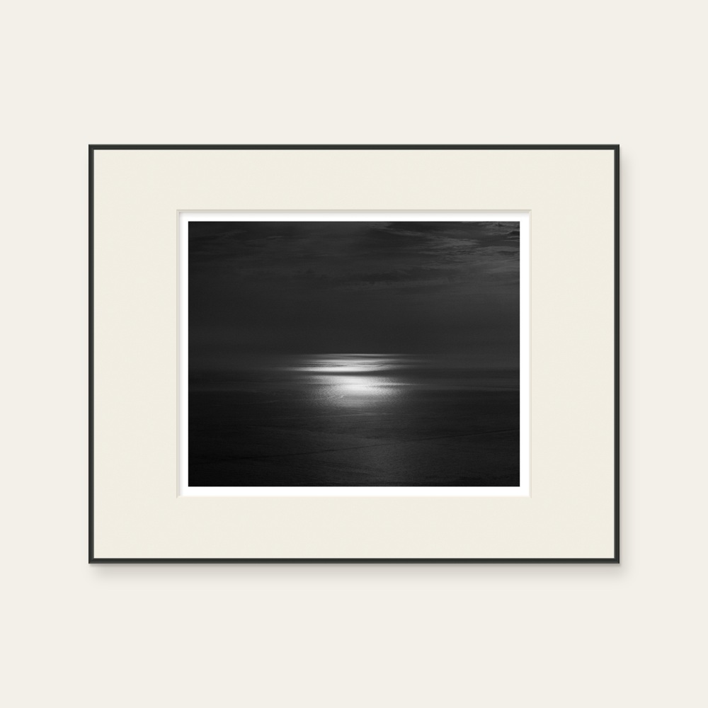 aPo《限量 · Seascapes - 250503》:黑白色調,自然風景與攝影與寫實題材,橫幅限量作品。 封面圖片。