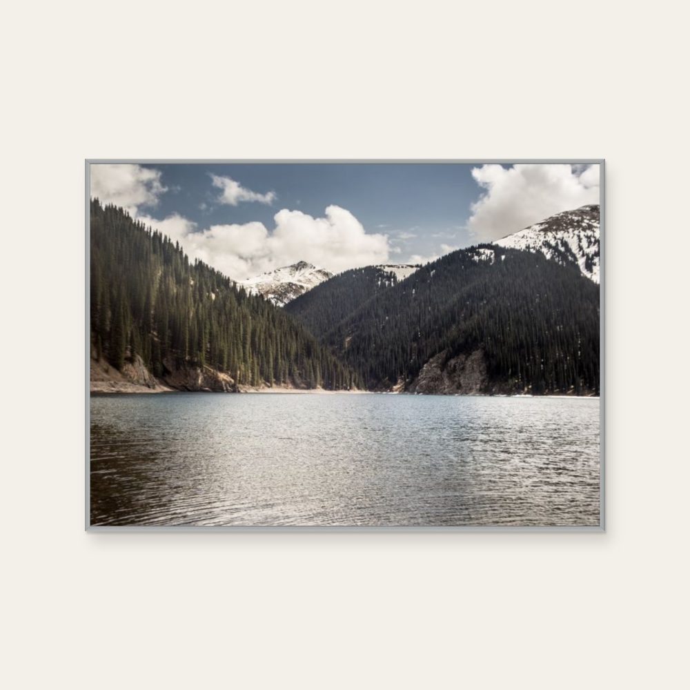 張靖驩《Kolsay Lake 01》：藍與黑白色調，攝影與寫實題材，橫幅藝術掛畫。 產品圖片 2。