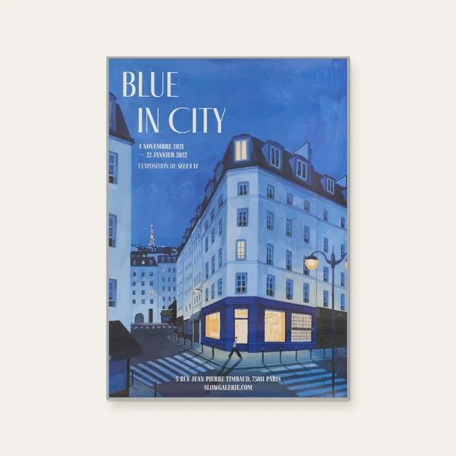 Seula Yi《限量 · Blue In City》：藍色調，人物與建築與物件題材，直幅限量作品。 封面圖片。